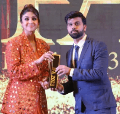 Receiving Digital Marketing award from Shilpa Shetty